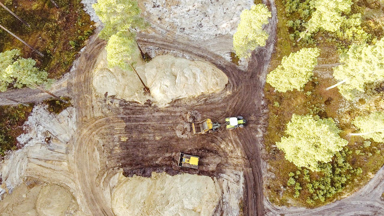 Atlantische Binnendüne – Raupe und Traktor auf der freigelegten Sandfläche, Blick senkrecht von oben