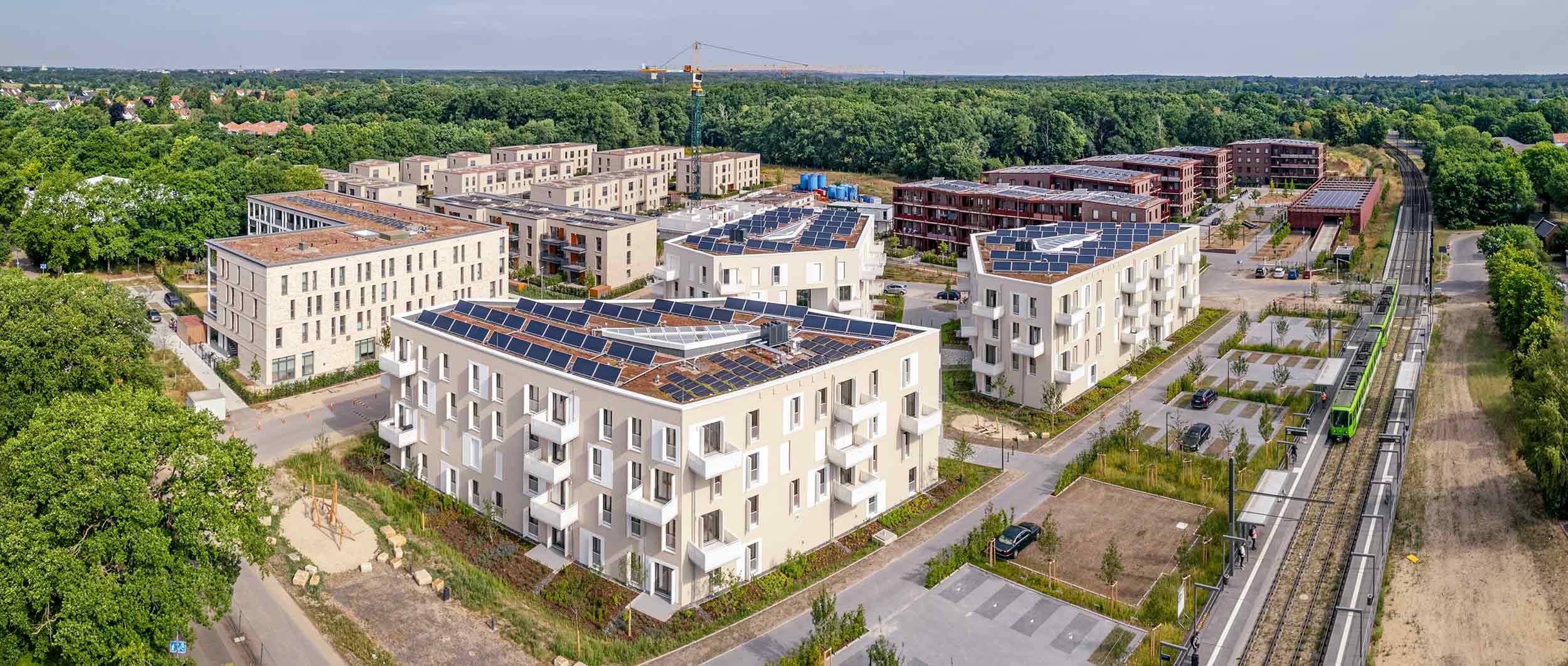 Panorama aus der Luft im Sommer 2023: das fast fertige Quartier mit Solardächern