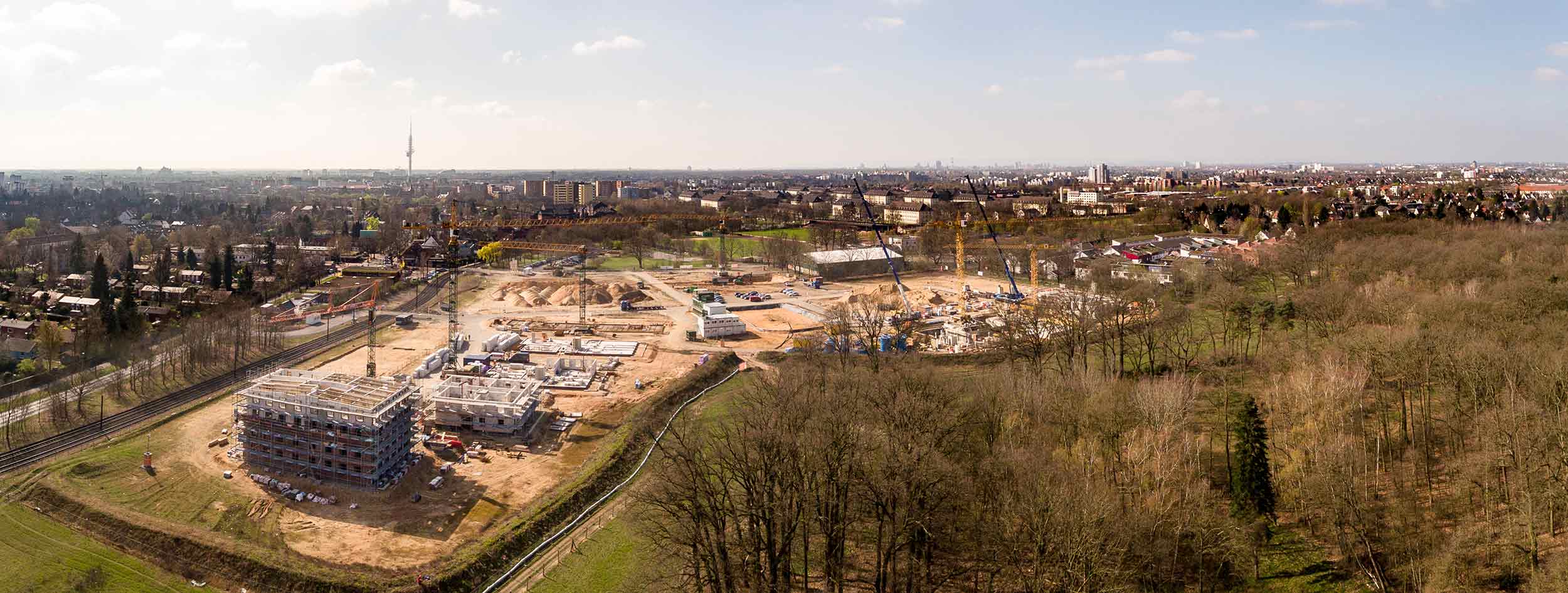 Panorama aus der Luft: frühe Bauphase am Rand des Bothfelder Waldes